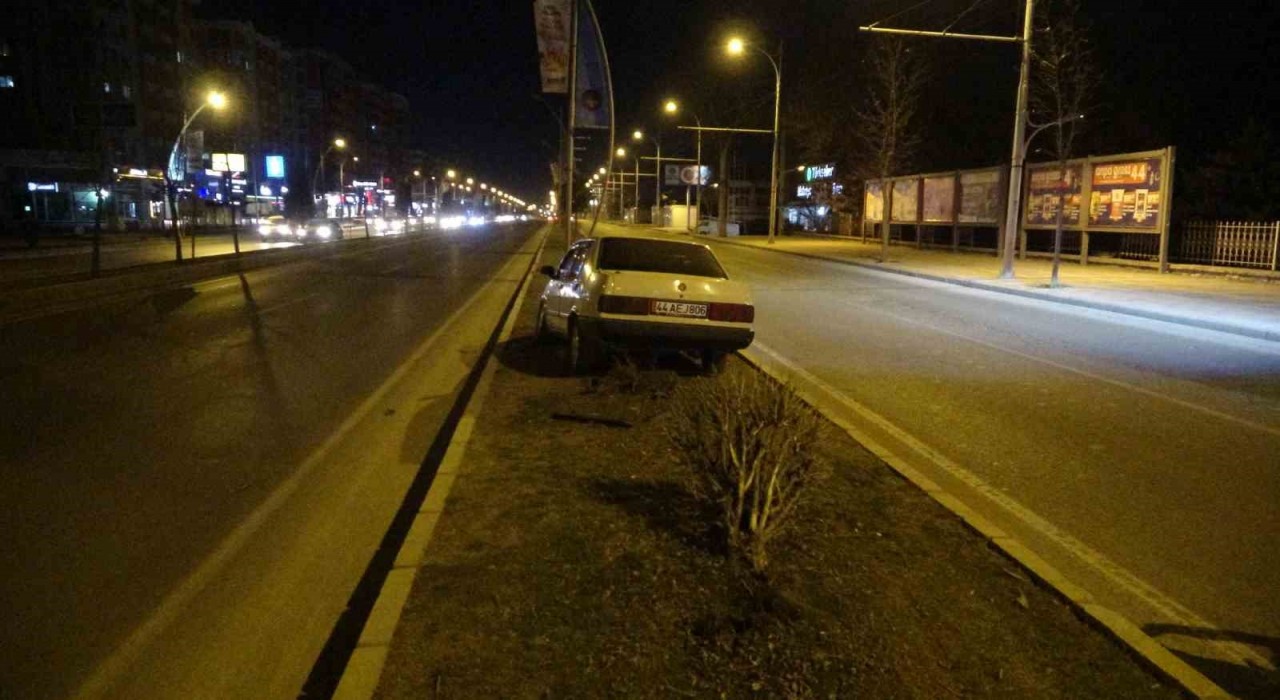 Malatyada kontrolden çıkan Tofaş refüje çıktı: 1 yaralı
