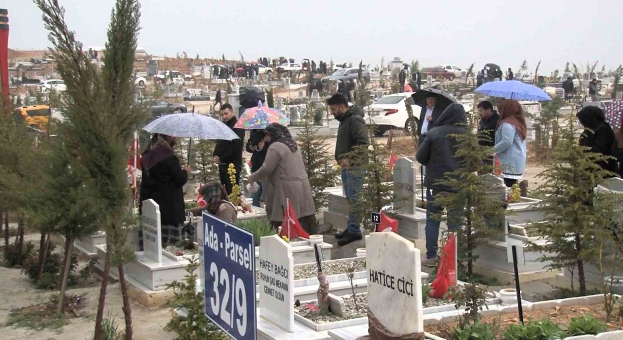 Malatyada mezarlıkta hüzünlü bayram