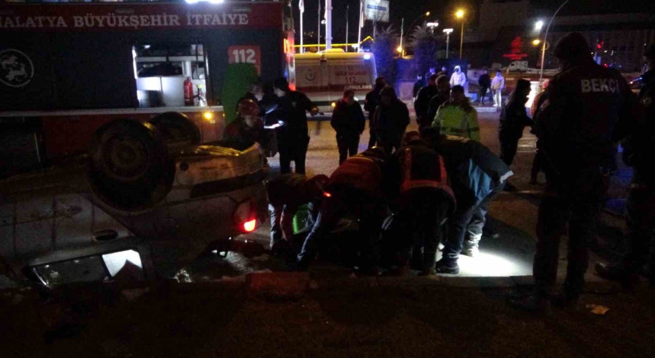 Malatyada refüje çarpan otomobil devrilip ters döndü: 1 ölü, 1 yaralı