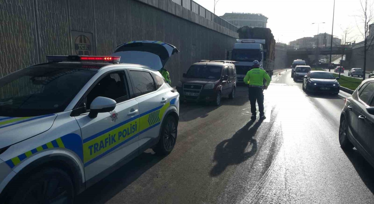 Malatyada şaftı kırılan tır trafiği kilitledi