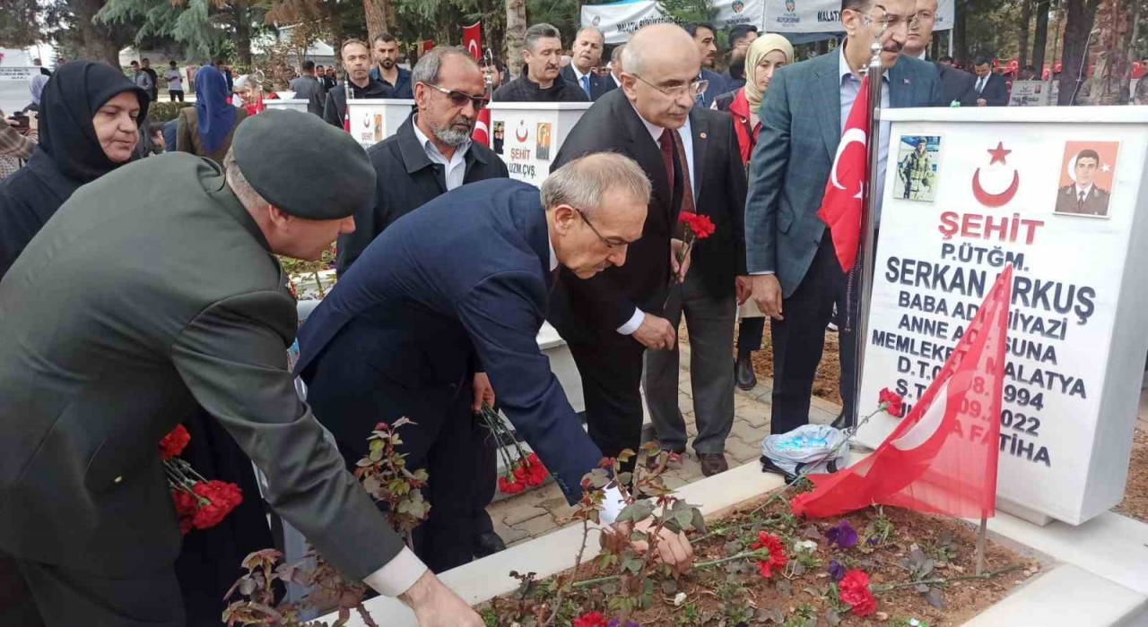 Malatyada şehitlikte buruk bayramlaşma