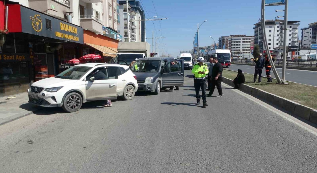 Malatyada üç araçlı zincirleme kazada: 1 yaralı