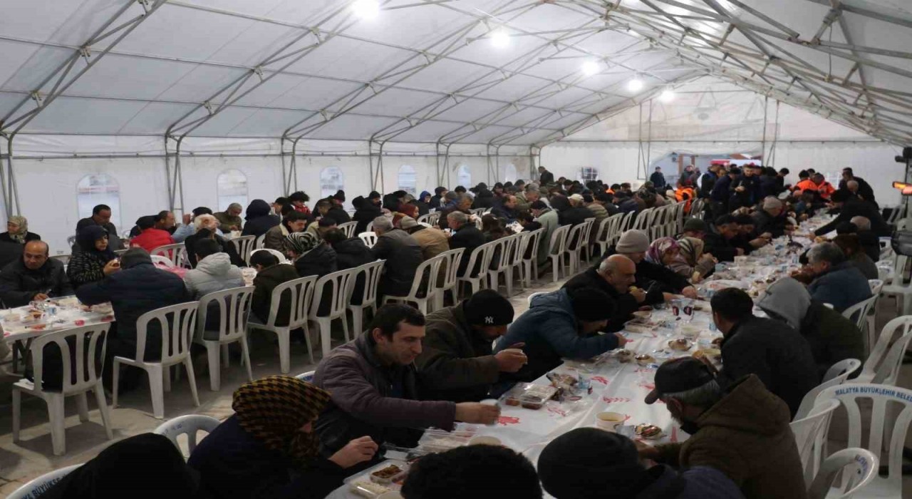 Malatyada vatandaşlar iftar çadırında bir araya geldi