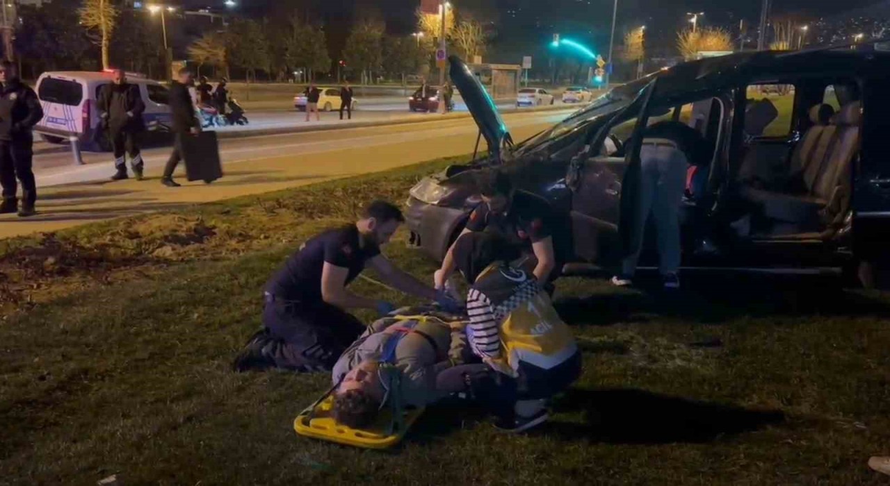 Maltepede hafif ticari araç takla attı: 4 yaralı