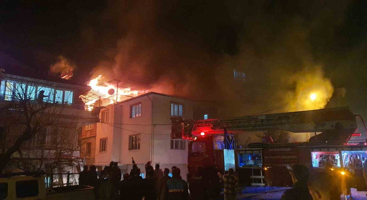 Manisa Demircide ev yangını... Ekipler seferber oldu