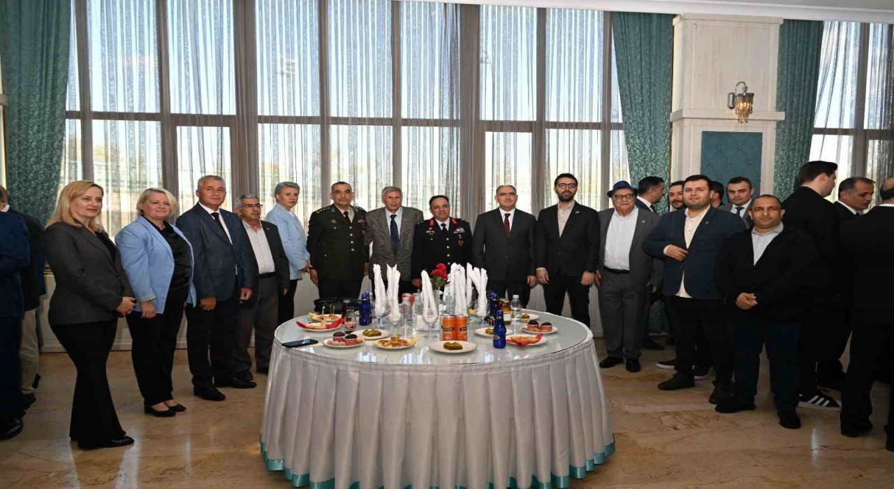 Manisa protokolü bayramlaştı