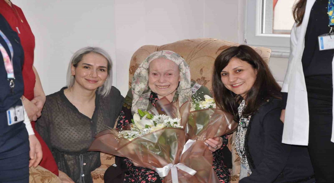 Manisa Şehir Hastanesinden 102 teyzeye ziyaret