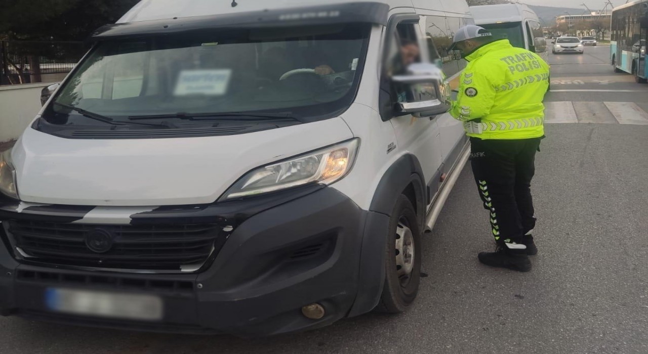 Manisada 5 okul servis aracına ceza kesildi biri trafikten men edildi