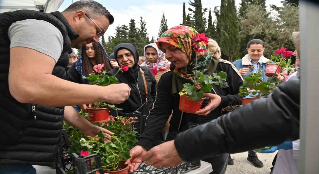 Manisada Arife günü mezarlıklarda çiçek dağıtımı yapıldı