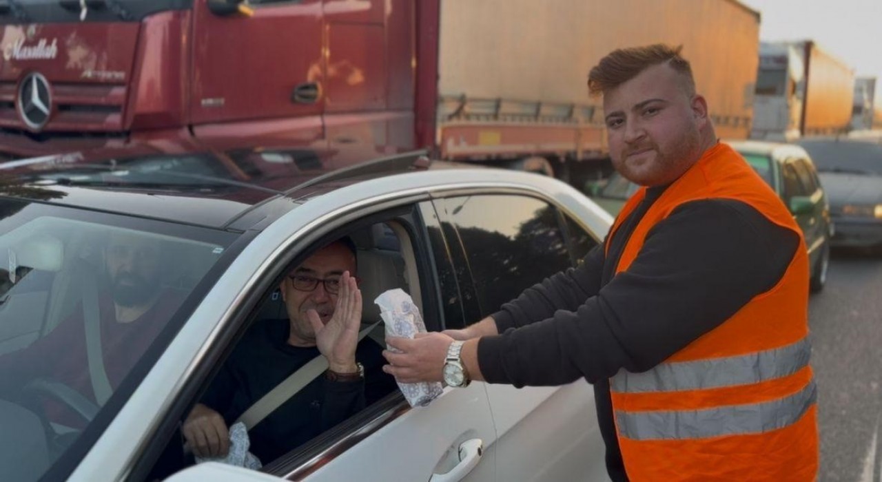 Manisada iftara yetişemeyen vatandaşlara AK Partili gençlerden ikram
