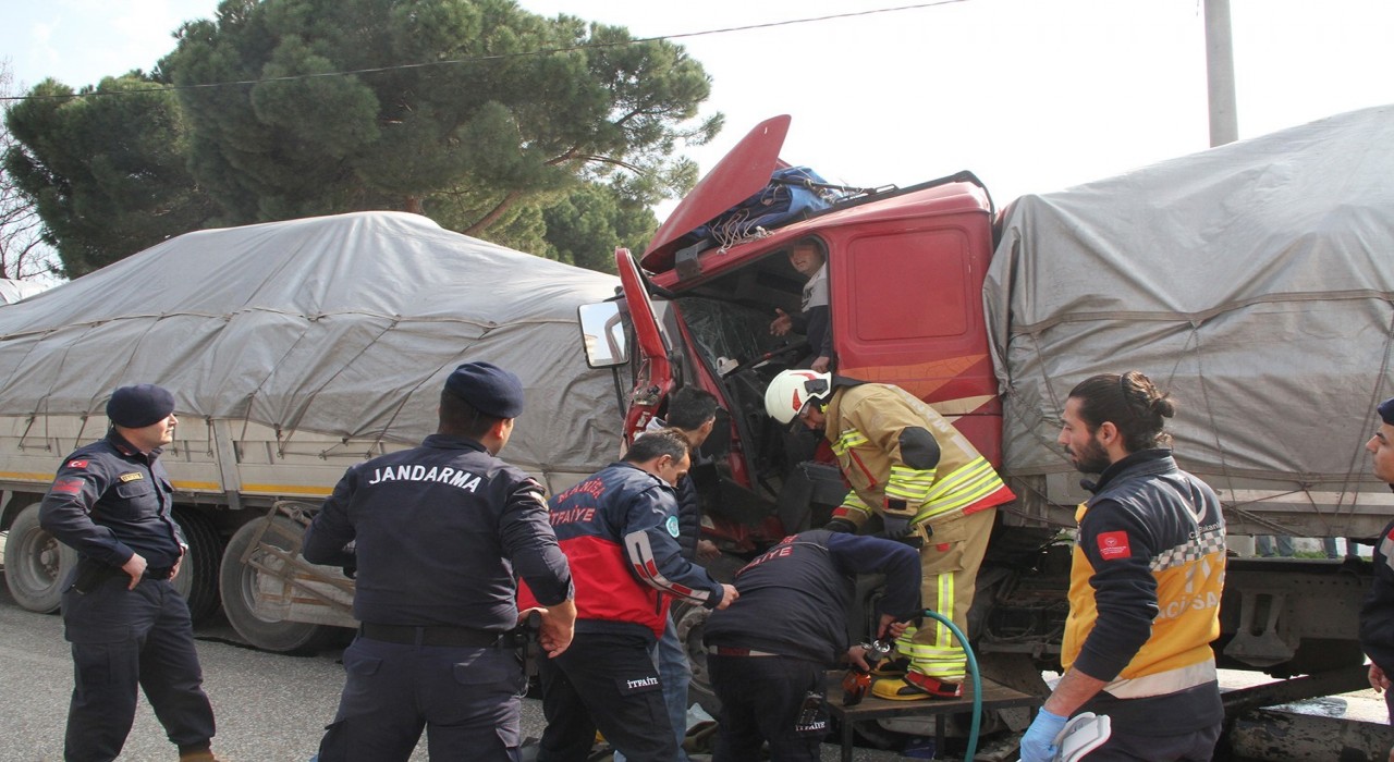 Manisada iki tır çarpıştı: 1 yaralı