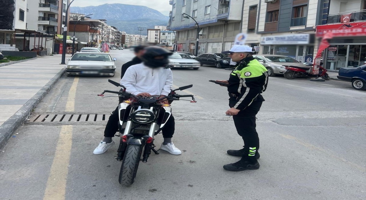 Manisada kasksız motosiklet sürücüleri kent güvenlik sistemine takıldı