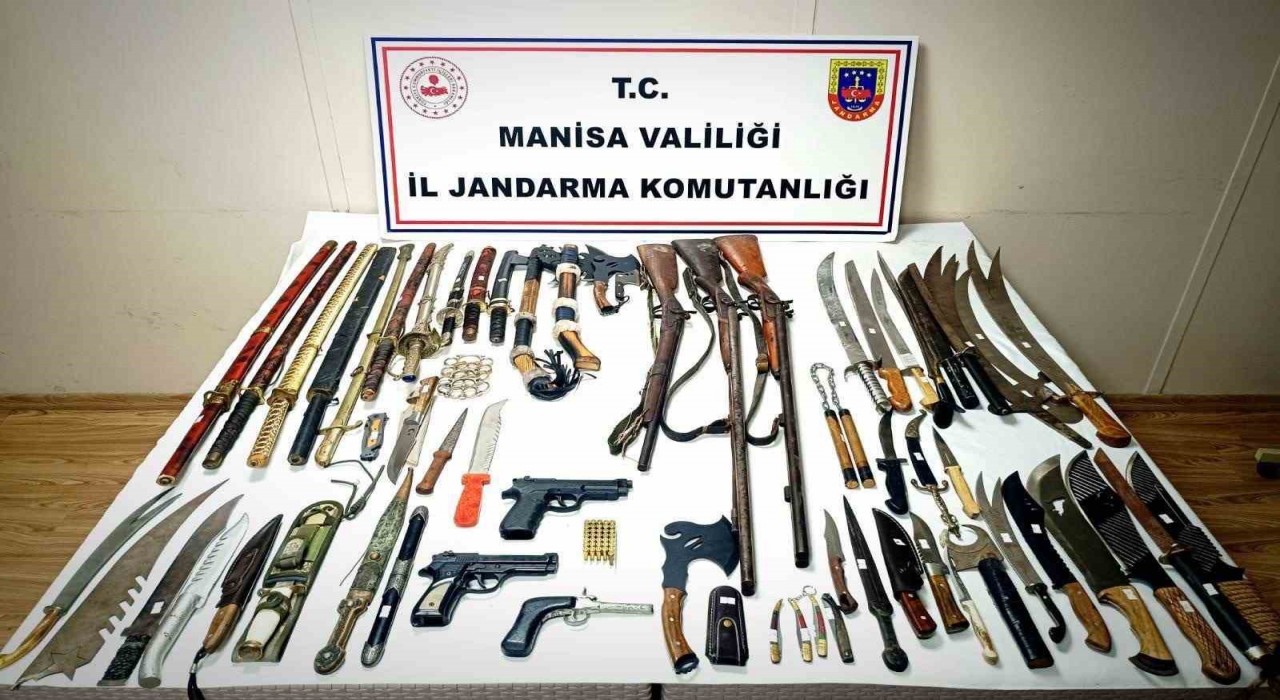 Manisada savaş aletleriyle dolu eve baskın