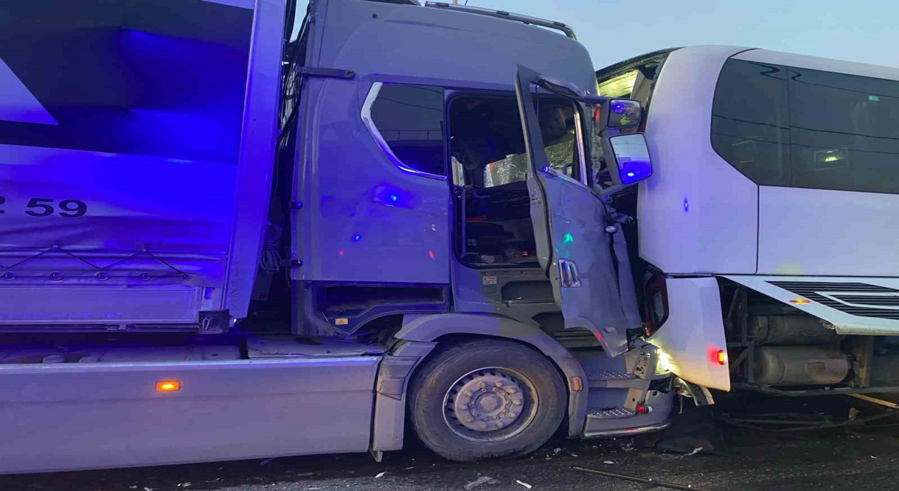 Manisada yolcu otobüsünün karıştığı zincirleme kaza: 1 ölü, 7 yaralı