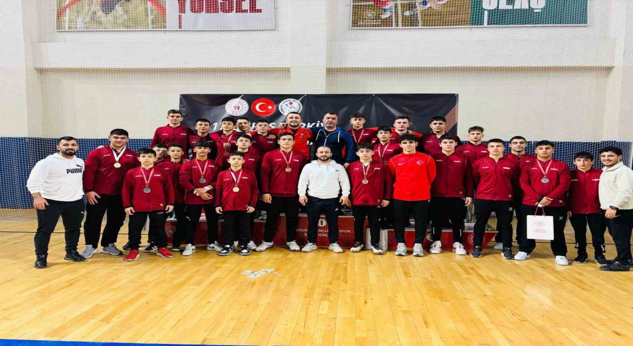 Manisalı güreşçiler Kütahyadan 15 madalya ile döndü