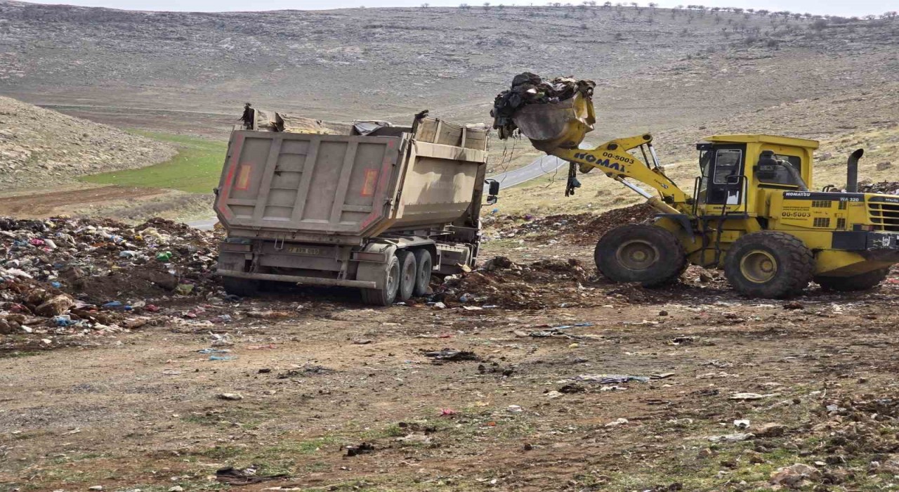 Mardin Büyükşehir Belediyesi, Nusaybin Belediyesinin yapmadığı çöp temizliğini üstlendi