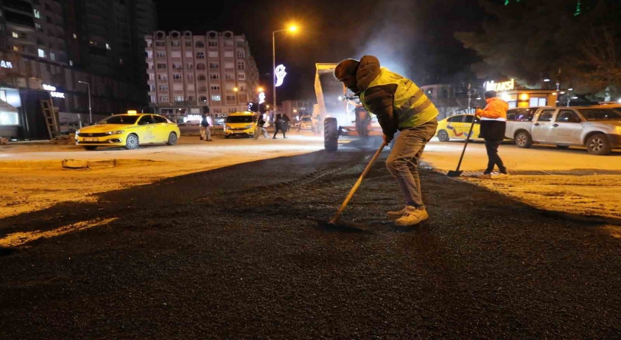 Mardin Büyükşehir Belediyesi yama asfalt çalışmalarını aralıksız sürdürüyor
