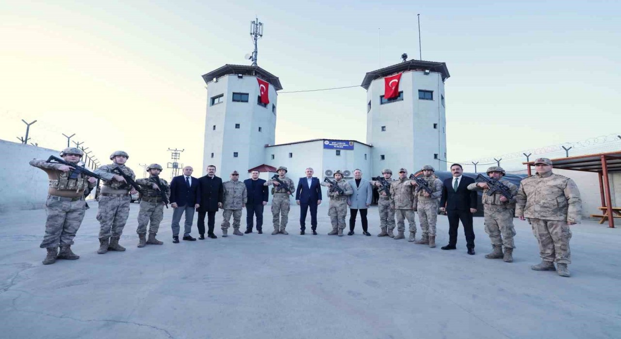 Mardin Valisi üs bölgesinde jandarma ve komandolarla iftar yaptı