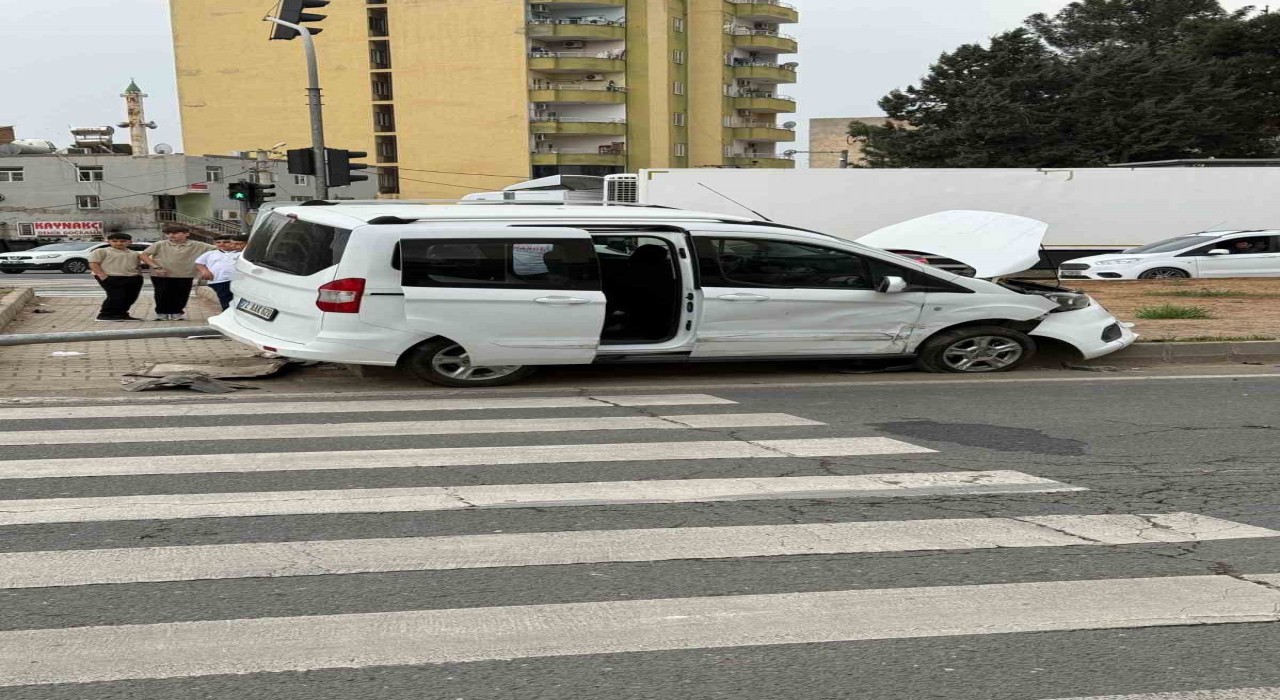 Mardinde araç direğe çarptı: 5 yaralı