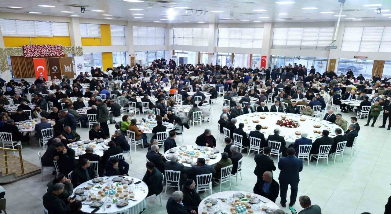 Mardinde bin 300 kişi iftarda buluştu
