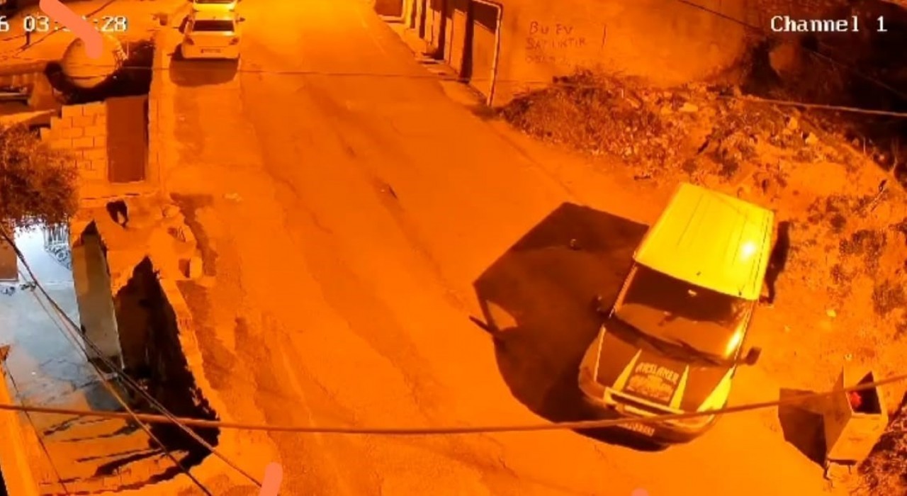 Mardinde ilginç hırsızlık girişimi: Minibüsü ittiler ama çalamadılar