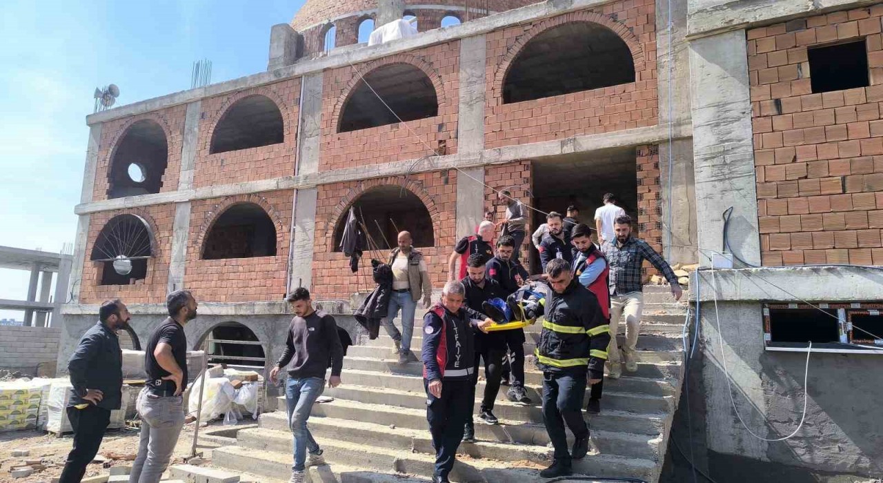 Mardinde inşaattan düşen 2 işçi yaralandı