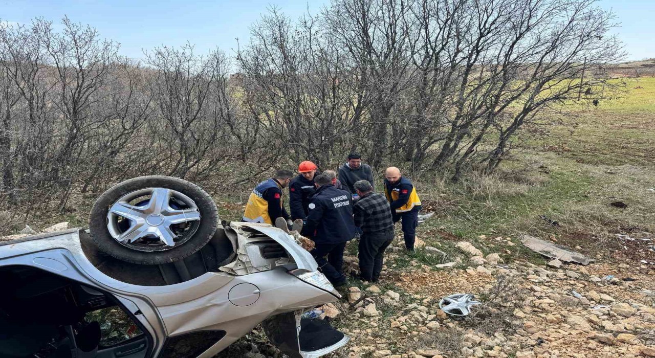 Mardinde kontrolden çıkan araç takla attı: 3 yaralı
