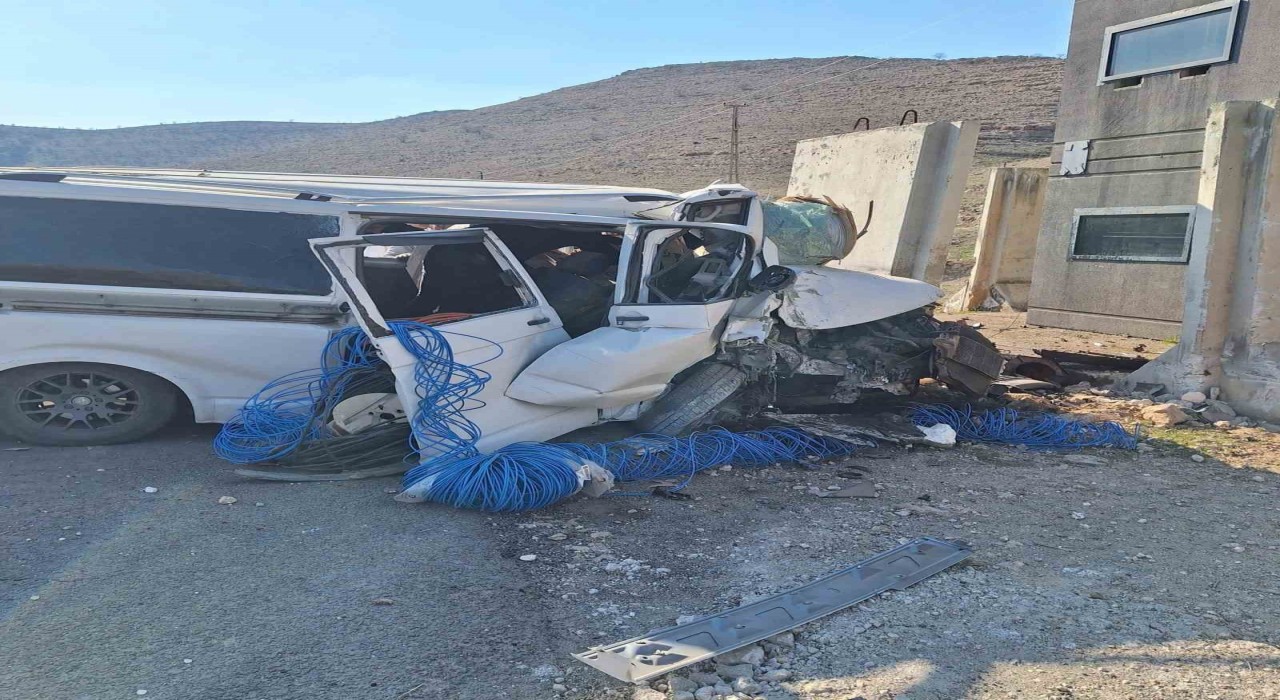 Mardinde kontrolden çıkan minibüs devrildi: 1 yaralı