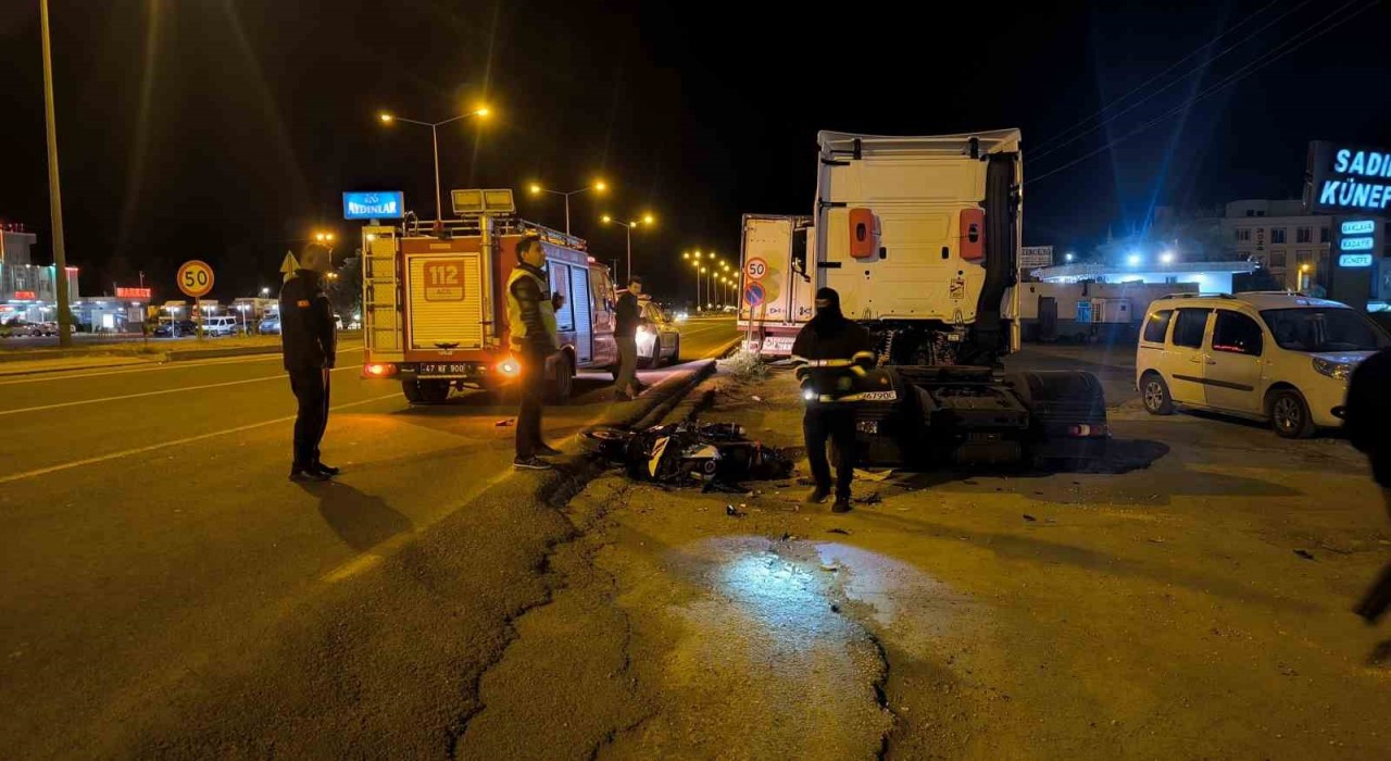 Mardinde motosiklet park halindeki tıra çarptı: 2 yaralı