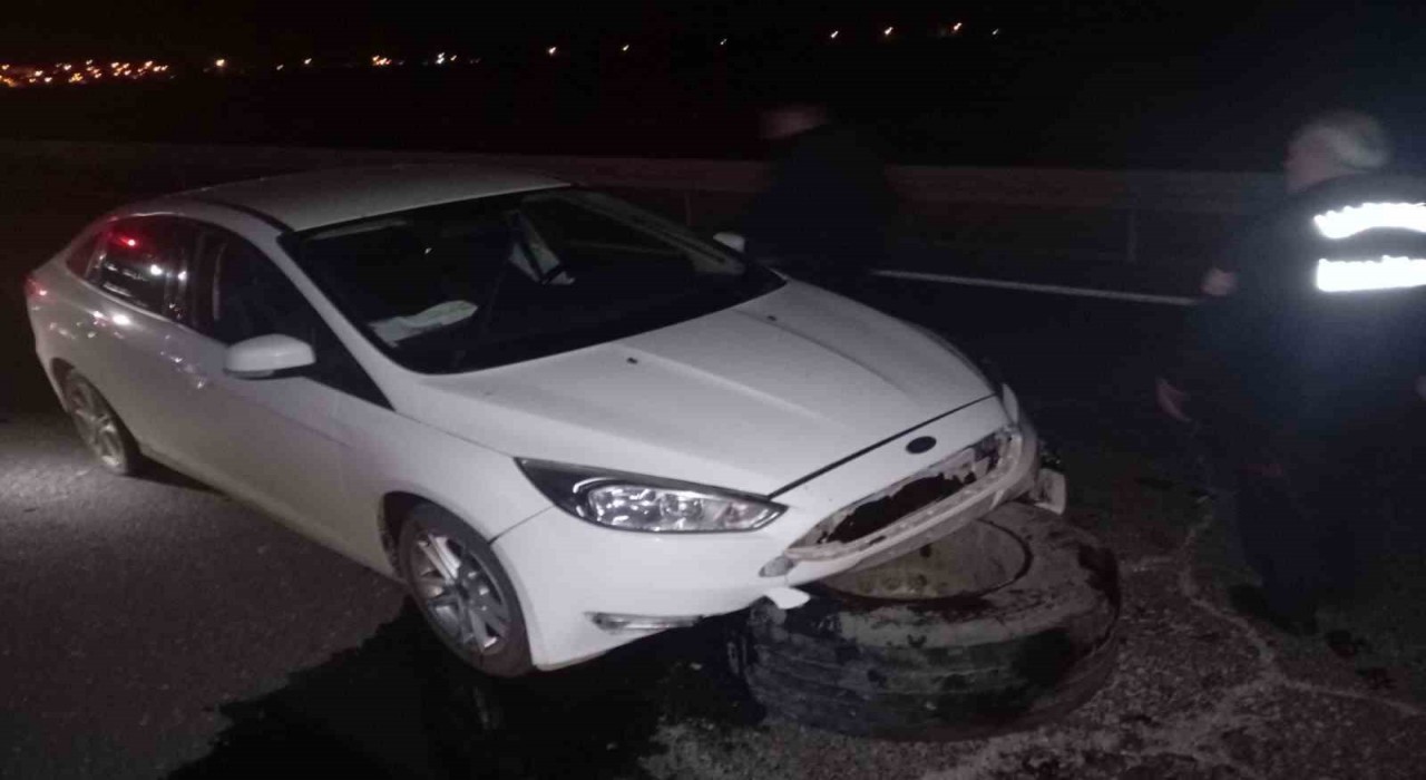 Mardinde seyir halindeki otomobilin sürücüsü, tırdan fırlayan tekerin çarpması sonucu yaralandı