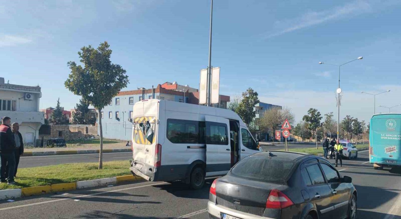 Mardinde tır servis aracına çarptı: 2 yaralı