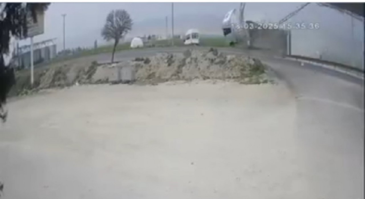 Mardinde tırın KGYS direğine çarptığı anlar güvenlik kamerasına yansıdı