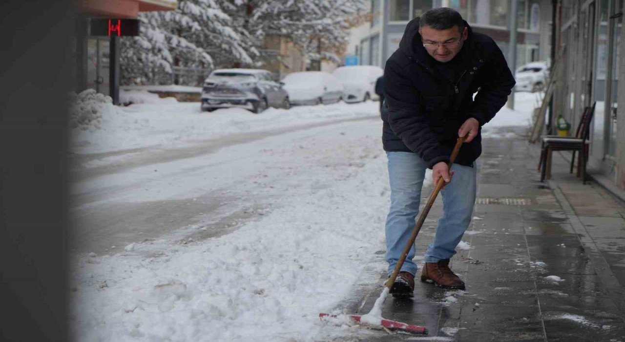 Mart kapıdan baktırdı: Bayburt güne 15 santimetreyi bulan karla uyandı