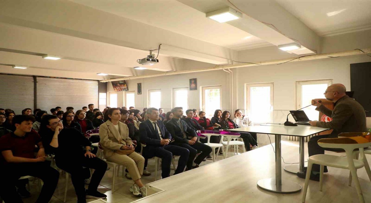 Mehmet Akif Ersoyun bayrak aşkı ve inancı lise öğrencilerine anlatıldı
