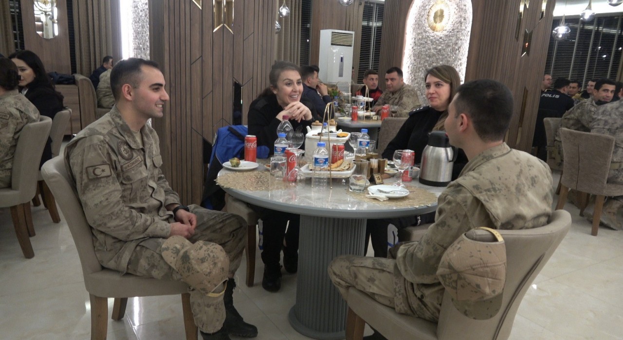 Mehmetçik ve Emniyet güçleri, sınırın sıfır noktasında iftarda buluştu