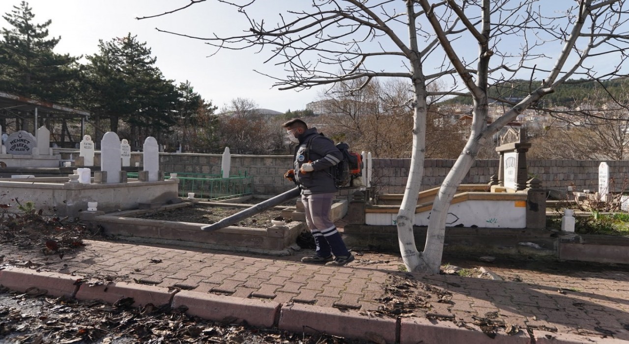 Melikgazide mezarlıklar bayrama hazır