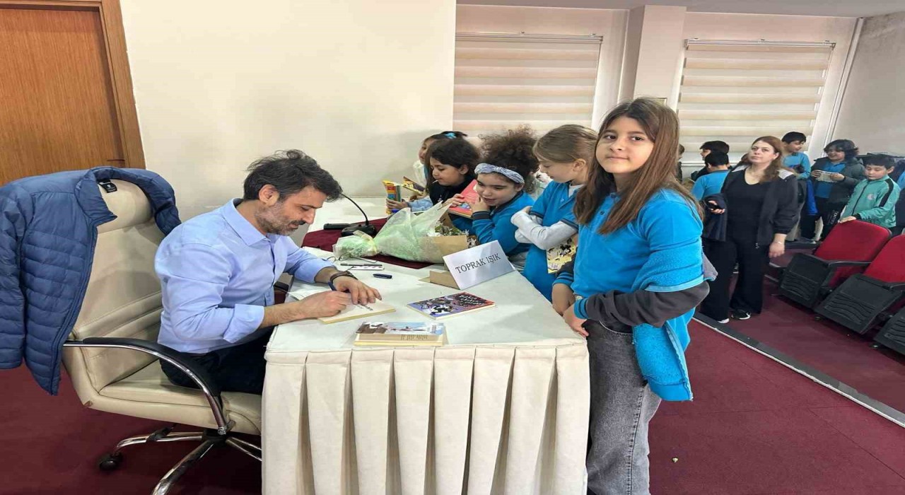 Menteşenin kitap kurtları yazar Işık ile buluştu