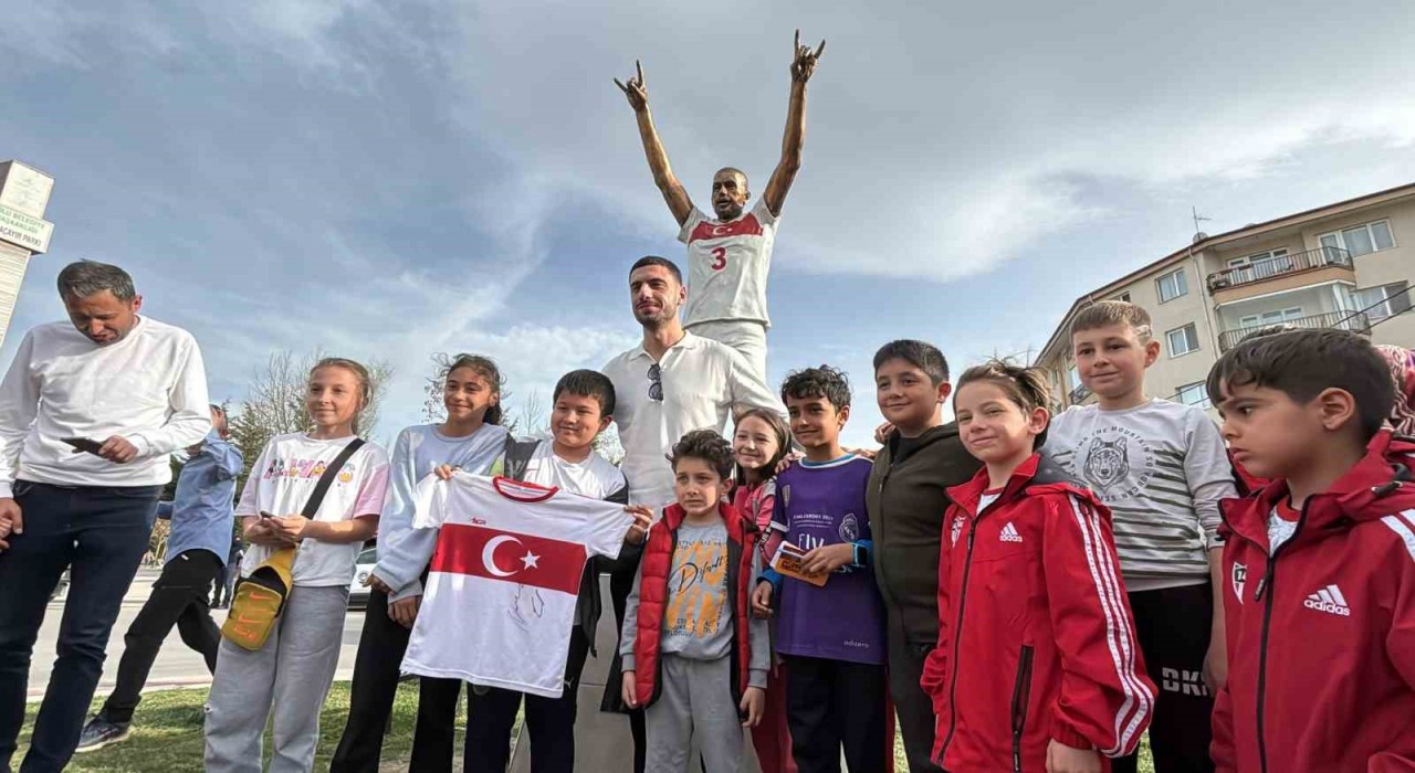 Merih Demiral, Boludaki ‘Bozkurt heykelinin yanında: İyi ki de yapmışım