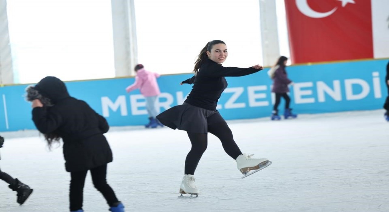 Merkezefendinin buz pateni pisti 25 binden fazla kişiyi ağırladı