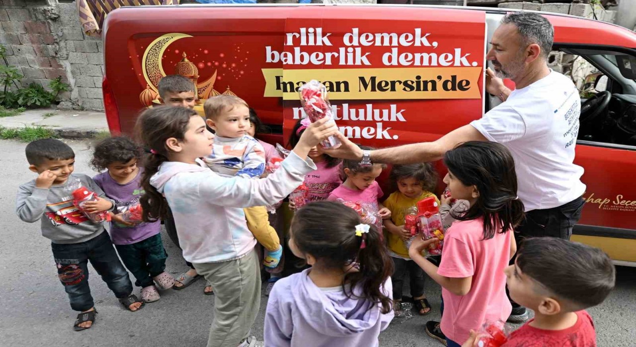 Mersinde 60 bin çocuğa bayram hediyesi olarak suluk ve şeker dağıtıldı