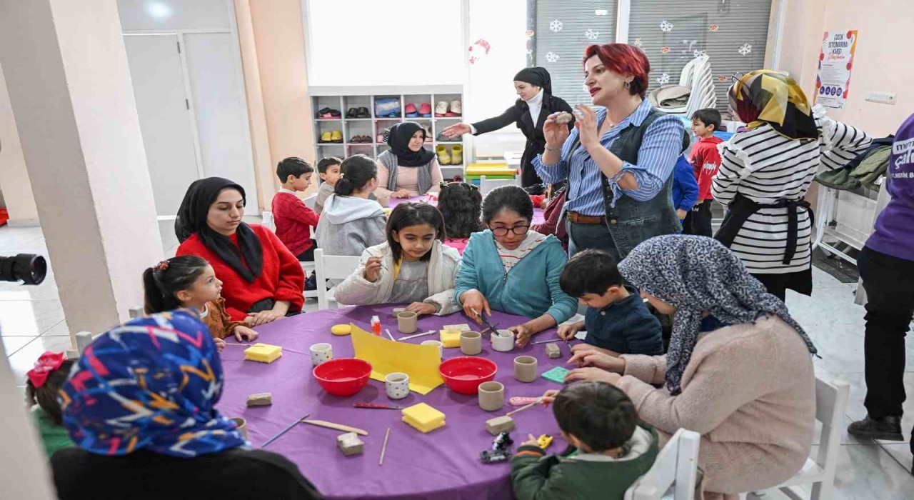 Mersinde anne ve çocuklar seramikle buluştu