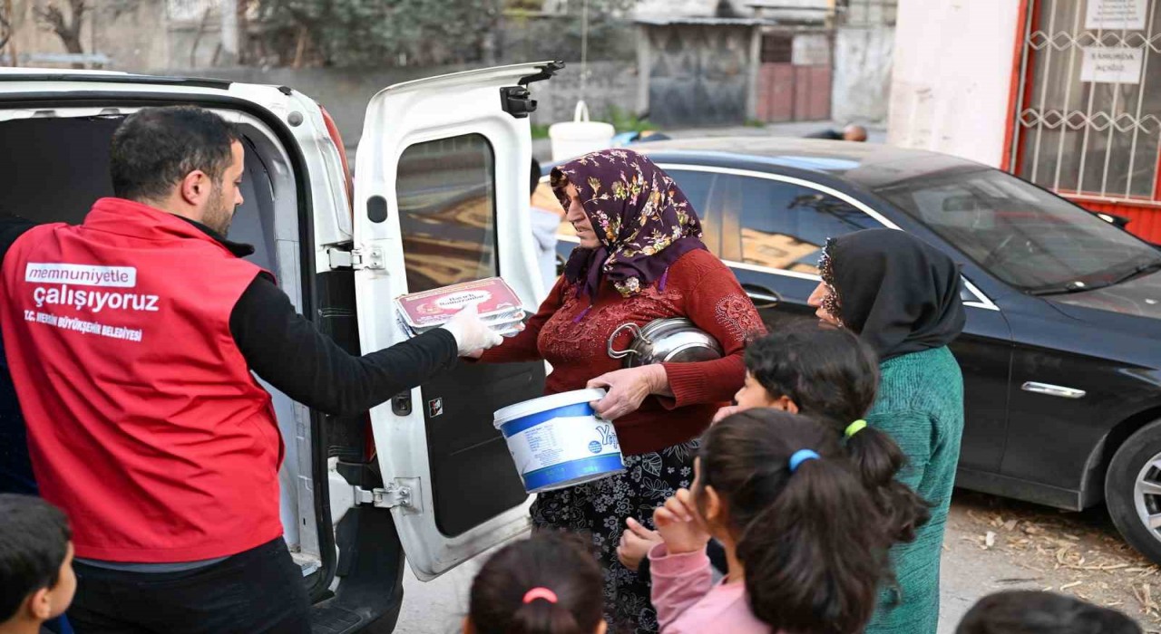 Mersinde iftar yemekleri, ihtiyaç sahiplerinin sofralarına ulaşıyor