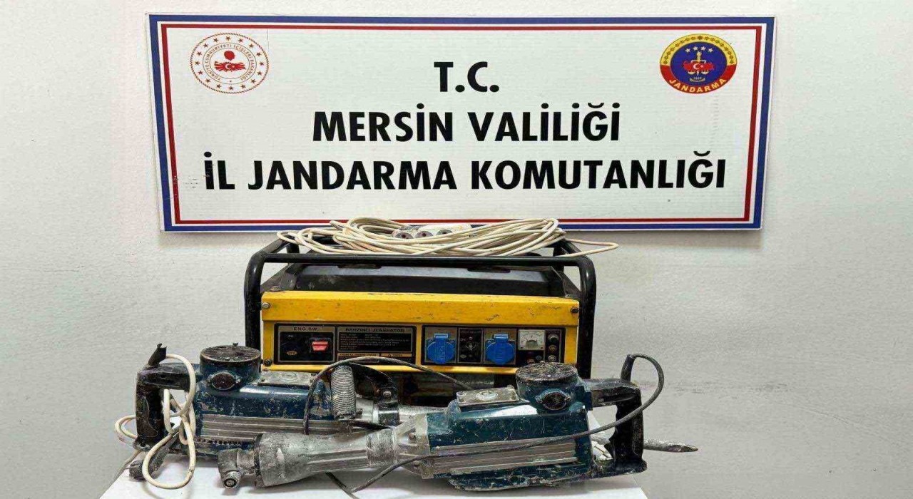 Mersinde kaçak kazı yapan 4 şüpheli yakalandı