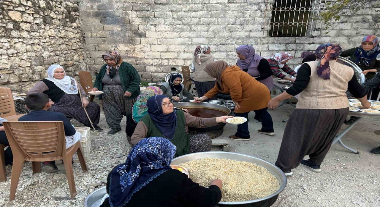 Mersinde köy sakinlerinden imece usulü iftar