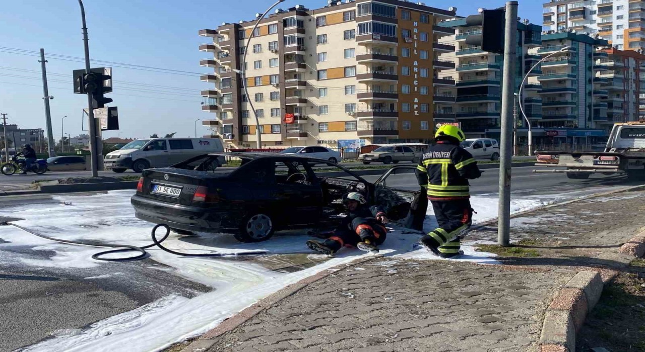 Mersinde otomobil yangını
