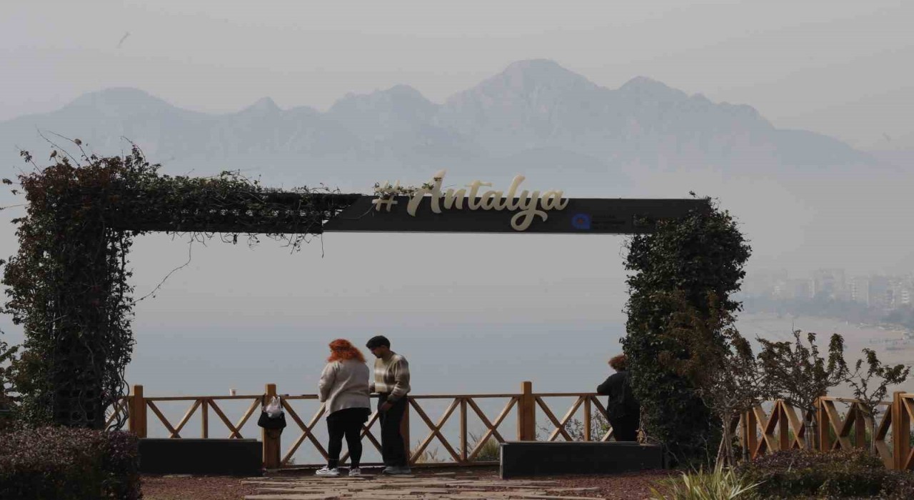 Meteoroloji uyarmıştı: Antalyada toz taşınımı etkili oldu, görüş mesafesi düştü