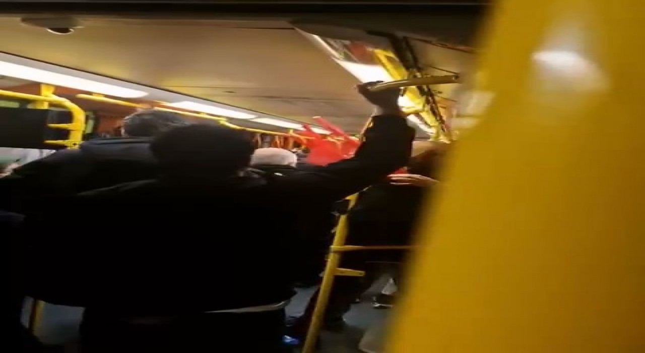 Metro vagonundaki tartışma kamerada