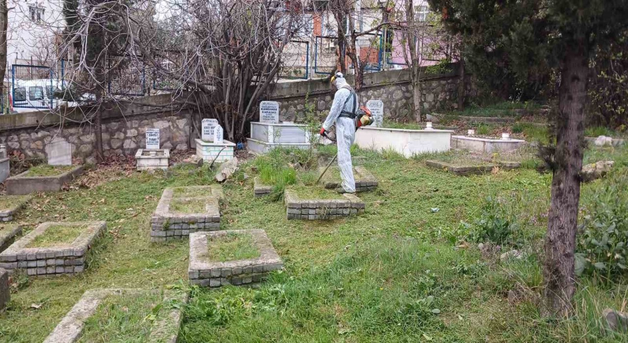 Mezarlıklarda bayram temizliği