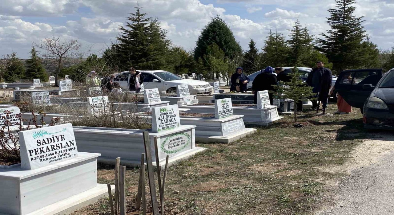 Mezarlıkta bayram öncesi yoğunluğu