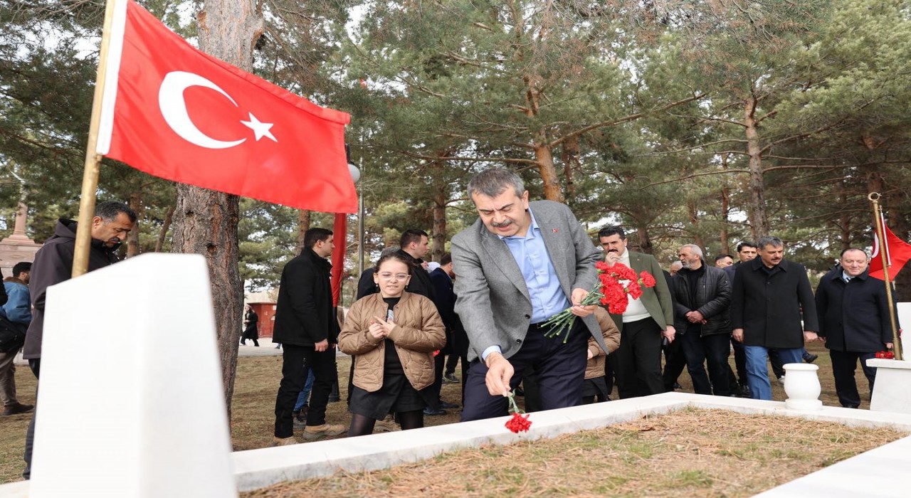 Milli Eğitim Bakanı Tekin, şehitliği ziyaret etti
